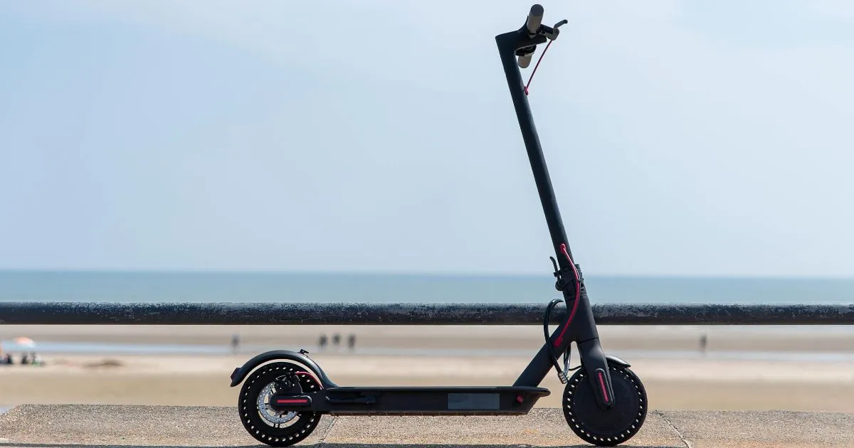 Chargeur de trottinette électrique branché sur une prise