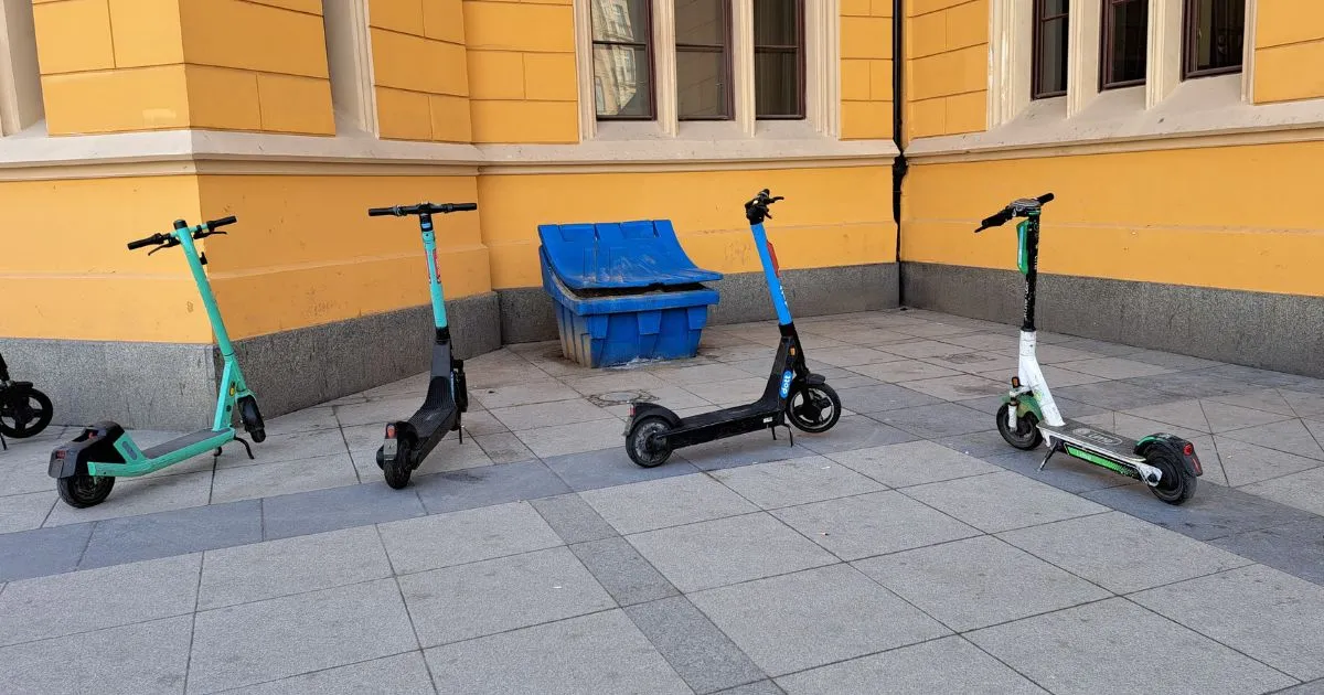 Trottinette électrique rangée dans un garage à température ambiante