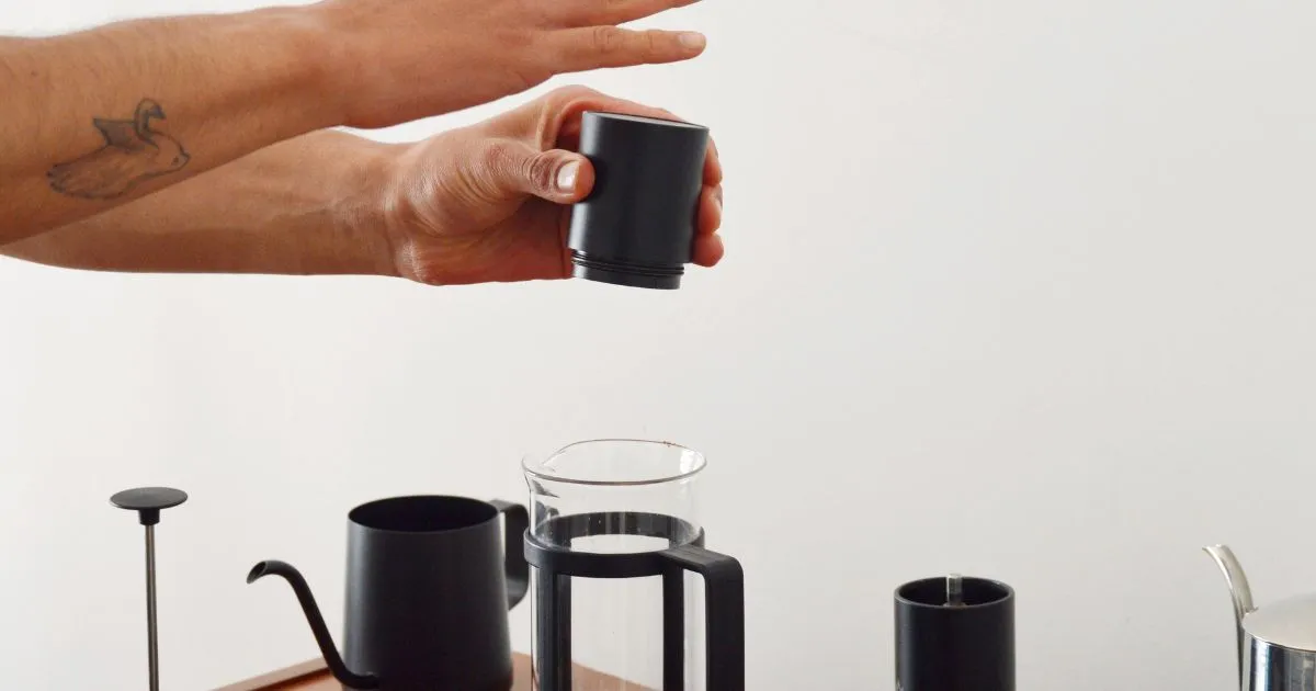 Dosage du café moulu avec une cuillère à soupe