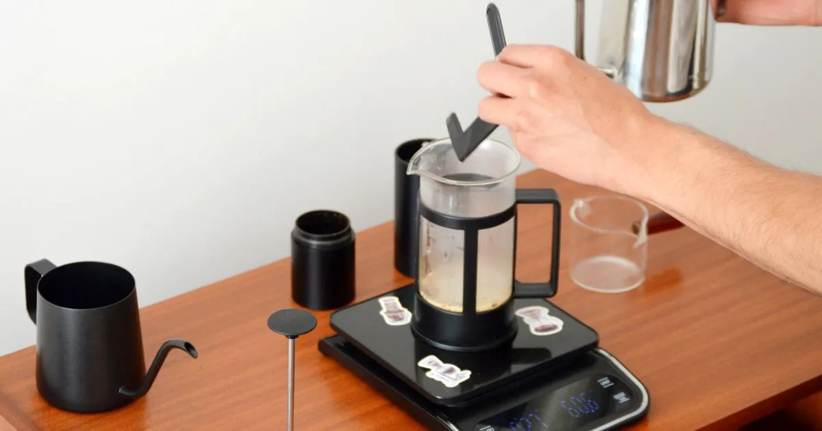Piston de la cafetière presse lentement dans le café