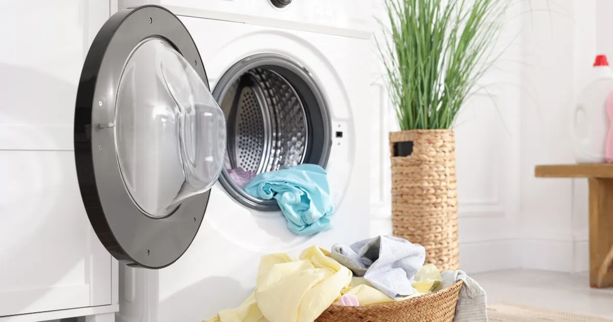 Machine à laver ouverte avec du linge à l'interieur