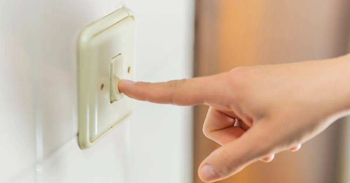 Ampoule LED allumee dans un salon moderne