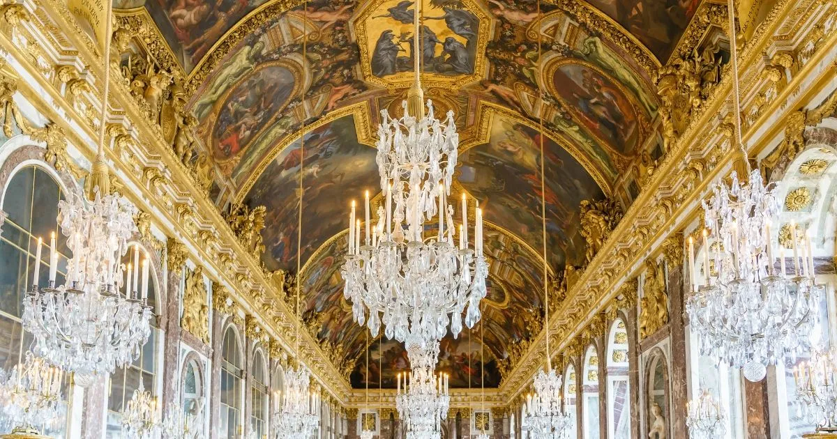 Galerie des Glaces du chateau de Versailles illuminee